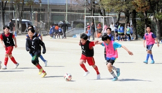 一緒にサッカーを楽しむ能登と神戸の児童ら＝神戸市東灘区魚崎南町１