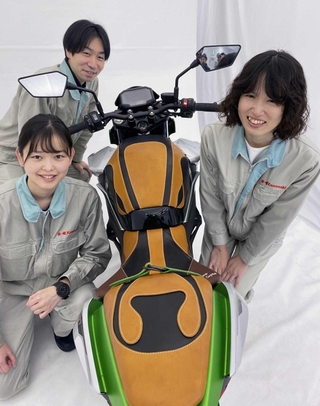 神戸レザーとコラボした電動二輪車を企画・製作したケイテックの若手社員＝明石市内