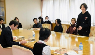 弁当の内容やこだわったポイントについて紹介する甲南大の三好晴己さん（右端）＝神戸市役所