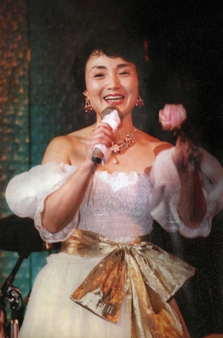 ヘンリー３０周年パーティーで歌う石井順子
