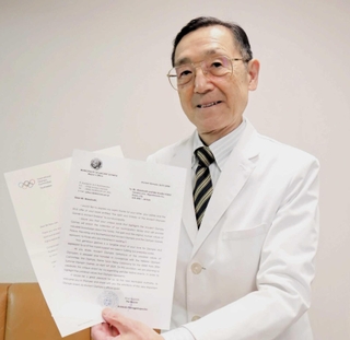 パリ五輪の聖火採火式に招かれた医師の賀来正俊さん＝神戸市東灘区田中町２