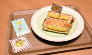 地元食材にこだわった「おっ！サンド」と、おっ！サンがあしらわれたステッカーやカード＝中央区東川崎町１、神戸ホテルジュラク