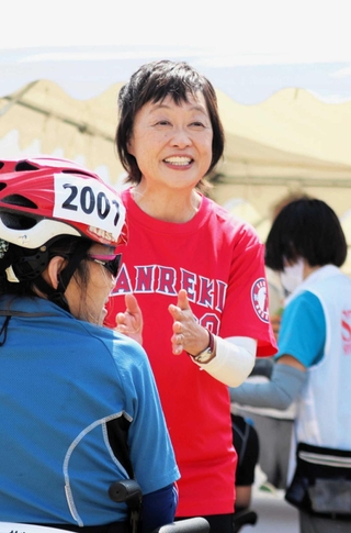 神戸世界パラ陸上をＰＲするため各種イベントに駆けつける大会組織委の増田明美会長（中央）＝尼崎市扇町、尼崎の森中央緑地