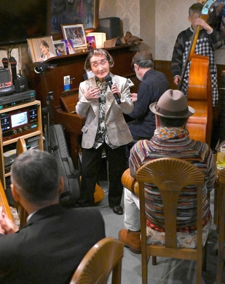 ヘンリーのライブで歌声を響かせる石井順子