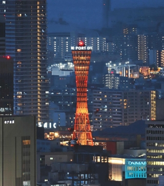神戸ポートタワー塔頂部に設置されていた看板文字＝神戸市中央区（２０２１年撮影）