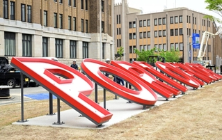 改修前の神戸ポートタワーの塔頂部に設置されていた看板文字「ＰＯＲＴ　ＯＦ　ＫＯＢＥ」。モニュメントとして再びミナト神戸を彩る＝神戸市中央区新港町（撮影・大田将之）
