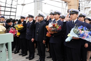 出航式で気を引き締める実習生ら＝神戸港新港第１突堤