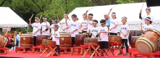 力強い太鼓演奏を披露する子どもたち＝神戸市中央区加納町、東遊園地