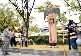 シアトル市の訪問団によって除幕されたトーテムポール＝神戸市中央区加納町６