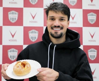 マテウス・トゥーレル選手　香ばしカラメルのプリンフランスパン（（ｃ）ＶＩＳＳＥＬ　ＫＯＢＥ）