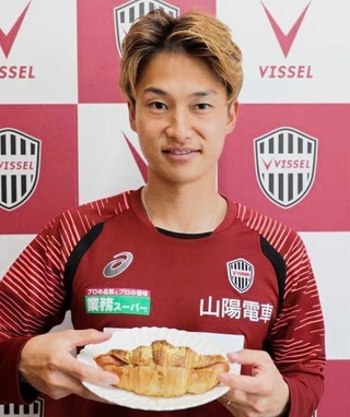 井出遥也選手　カレークロワッサンウインナー（（ｃ）ＶＩＳＳＥＬ　ＫＯＢＥ）