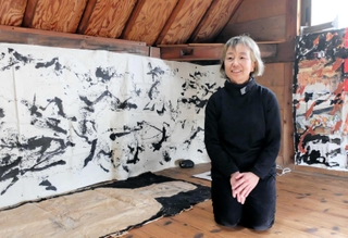 今後も自宅２階には堀尾貞治さんらの作品を常設展示。「関心のある方に見ていただけたら」と話す所薫子さん＝神戸市中央区山本通４