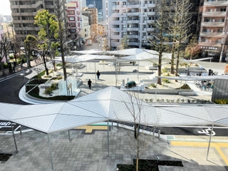 日よけ屋根やアート作品が設置された駅前広場＝神戸市灘区岩屋北町７、ＪＲ灘駅前（神戸市提供）