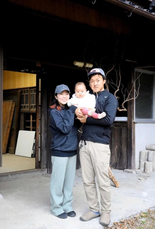 家族３人で淡河町に移住してきた池尻さん一家＝北区淡河町北僧尾