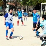 一緒にサッカーを楽しむ能登と神戸の児童ら＝神戸市東灘区魚崎南町１