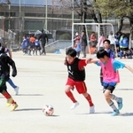 一緒にサッカーを楽しむ能登と神戸の児童ら＝神戸市東灘区魚崎南町１