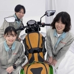 神戸レザーとコラボした電動二輪車を企画・製作したケイテックの若手社員＝明石市内