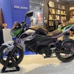 国際見本市で展示された電動二輪車「Ｚｅ－１×神戸レザー」＝フランス・パリ