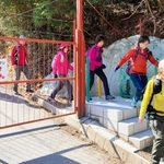 ゲート脇に設置された扉を通るハイカー＝神戸市北区山田町（神戸市提供）
