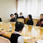 弁当の内容やこだわったポイントについて紹介する甲南大の三好晴己さん（右端）＝神戸市役所