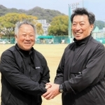 グラウンドで互いをねぎらう神戸高校サッカー部前監督の林啓太さん（左）と長田高サッカー部前監督の森郁二さん＝神戸市長田区池田谷町２、長田高校