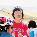 神戸世界パラ陸上をＰＲするため各種イベントに駆けつける大会組織委の増田明美会長（中央）＝尼崎市扇町、尼崎の森中央緑地
