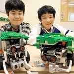全国大会で発表したロボットを前にする梶田伊吹君（左）と村田陽生君＝東灘区住吉本町１