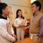 「神戸チーズトースト」の展望を語る実行委メンバーら＝灘区王子町１、ティーカフェ　カラー
