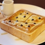 喫茶店「月珈（げっこう）」の神戸チーズトースト。黒糖とメープルシロップの和洋の甘みがマッチする＝神戸市灘区新在家南町４
