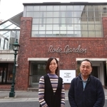 安藤忠雄さん設計のローズガーデン（奥）をアートの場にするプロジェクトを進める高見沢清隆さん（右）と竹内みかさん＝中央区山本通２