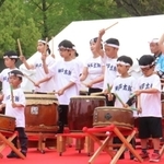 力強い太鼓演奏を披露する子どもたち＝神戸市中央区加納町、東遊園地