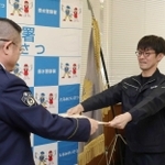 感謝状を受け取る島田逸平さん＝垂水署