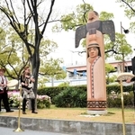 シアトル市の訪問団によって除幕されたトーテムポール＝神戸市中央区加納町６