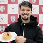 マテウス・トゥーレル選手　香ばしカラメルのプリンフランスパン（（ｃ）ＶＩＳＳＥＬ　ＫＯＢＥ）