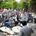 ジャズの演奏に耳を傾ける来園者ら＝２９日午後、神戸市中央区中山手通５、相楽園