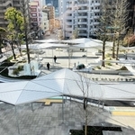 日よけ屋根やアート作品が設置された駅前広場＝神戸市灘区岩屋北町７、ＪＲ灘駅前（神戸市提供）