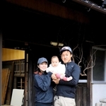 家族３人で淡河町に移住してきた池尻さん一家＝北区淡河町北僧尾