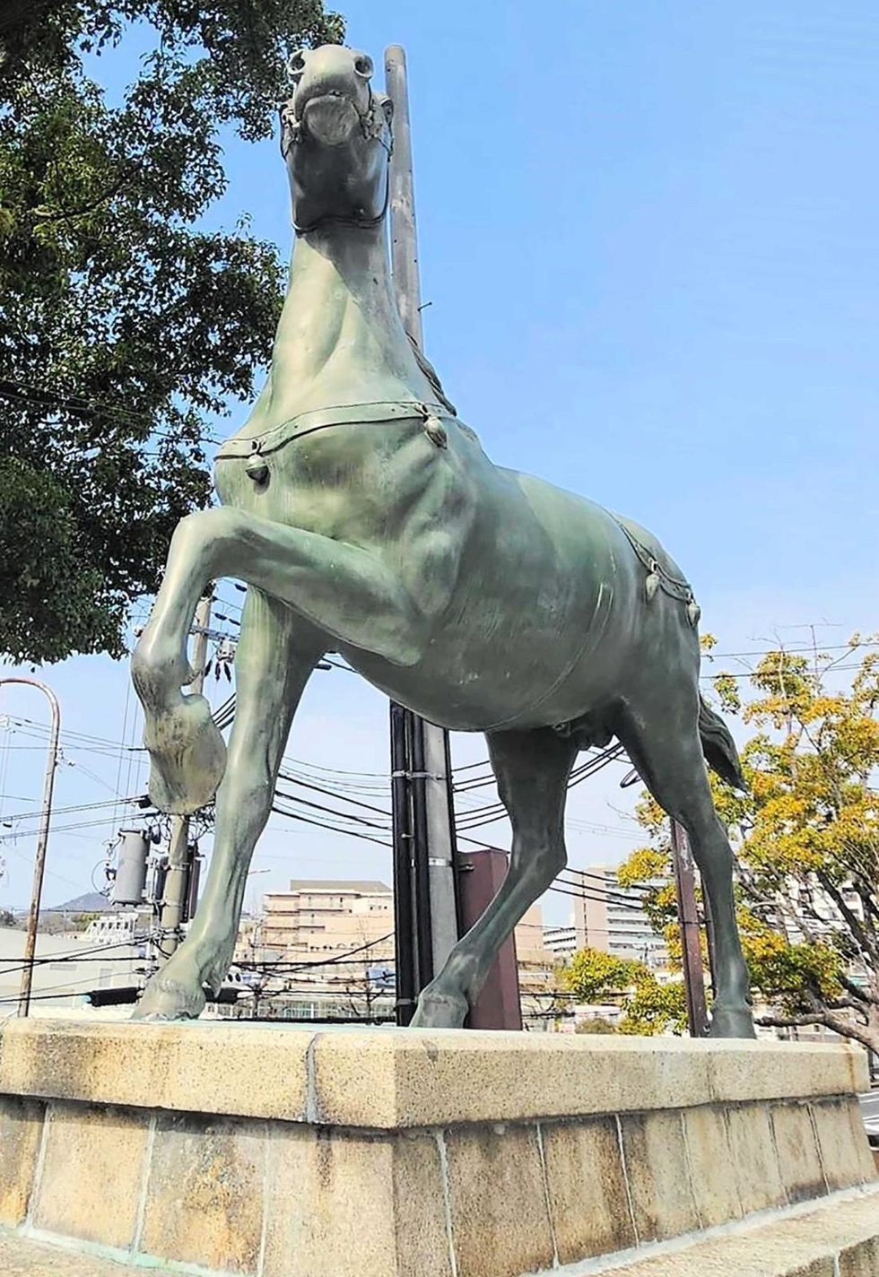 湊川公園の馬銅像、騎手は聖徳太子…でも、どこに?なぜ太子? 記者が謎に