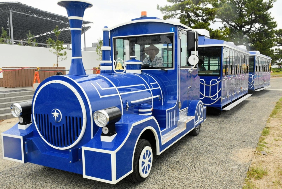 ビーチトレインで「スマシー」へGO！ SL風の車体、須磨海岸で1日