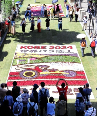 スポーツをテーマに色鮮やかな花びらが彩る「インフィオラータこうべ２０２４」＝中央区中山手通１