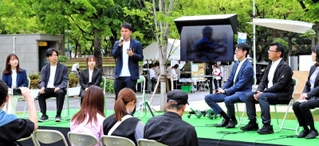 「これからの備え」をテーマに意見を交わす登壇者たち。神戸新聞の名倉あかり記者（左端）も加わった＝神戸市中央区加納町６、東遊園地