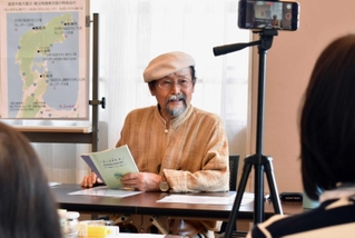「親しい友人に送るつもりで丁寧に、心を込めて」。冊子の作り方を教える立岡佐智央さん＝神戸市東灘区御影石町４