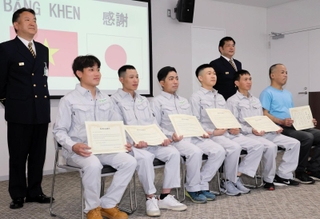 消火活動に対し感謝状を受けたベトナム国籍の５人と西村将司さん＝神戸市兵庫区荒田町１