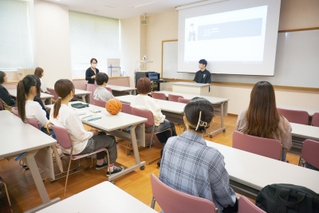 神戸女子大を訪れ、学生らの質問に答える神戸ストークスの藤原瞭我選手＝神戸市中央区（同大提供）