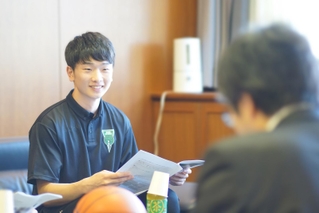 神戸女子大を訪れ、来季の抱負を語った神戸ストークスの藤原瞭我選手＝神戸市中央区（同大提供）