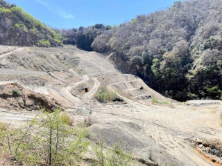 盛り土の一部が撤去された採石場＝北区有野町有野（神戸市提供）