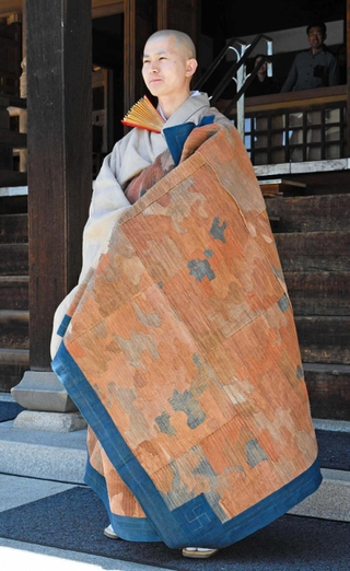 再現された糞掃衣をまとう須磨寺の小池陽人寺務長＝神戸市須磨区須磨寺町４