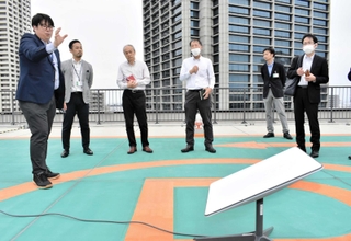 スターリンクの使い方について説明を受ける医療機関の担当者ら＝中央区東町