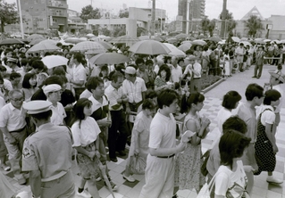 オープン初日の須磨海浜水族園。入場が制限され、長蛇の列ができた＝１９８７年７月１６日、神戸市須磨区