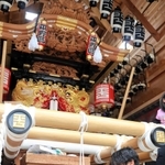 青年会のお兄さんと一緒に半鐘を叩く子どもたち＝神戸市東灘区御影２